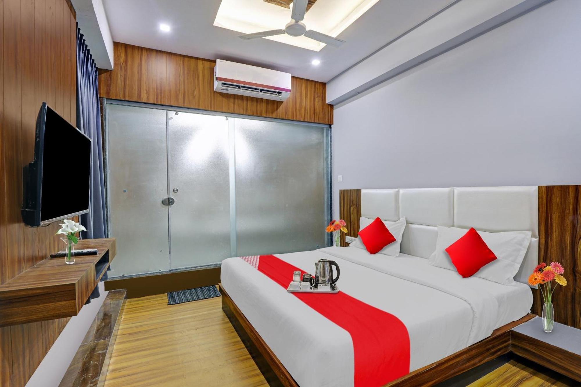 Hotel O Max سورات المظهر الخارجي الصورة