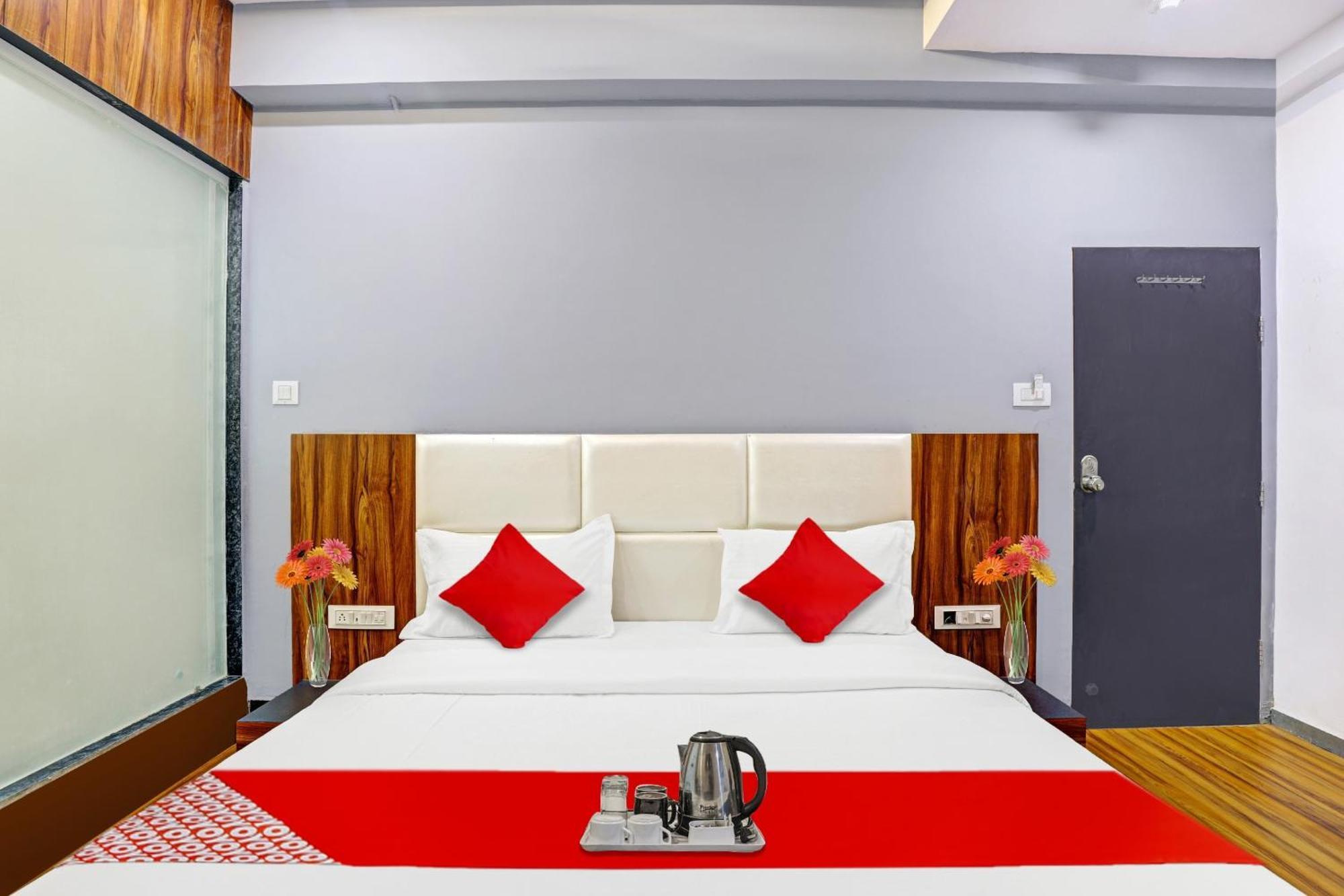 Hotel O Max سورات المظهر الخارجي الصورة